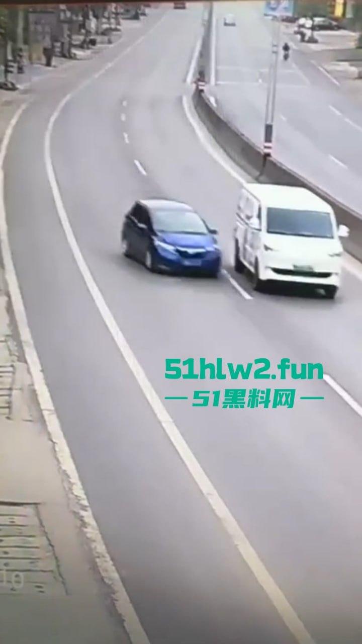 广东一轿车失控撞上路牙当场稀巴烂,司机被撞到懵逼当场灵魂出窍,现场监控视频流出。-4