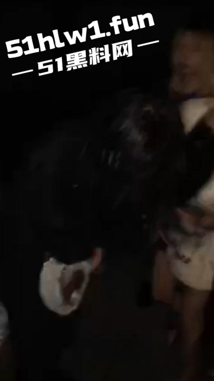霸凌女的现世报！安徽铜陵精神小妹霸凌同班女生索要奶茶 被女生校外大姐头带人围殴 简直不要太爽！