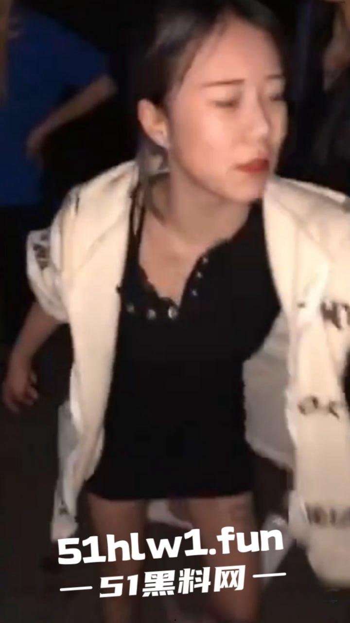 霸凌女的现世报！安徽铜陵精神小妹霸凌同班女生索要奶茶 被女生校外大姐头带人围殴 简直不要太爽！