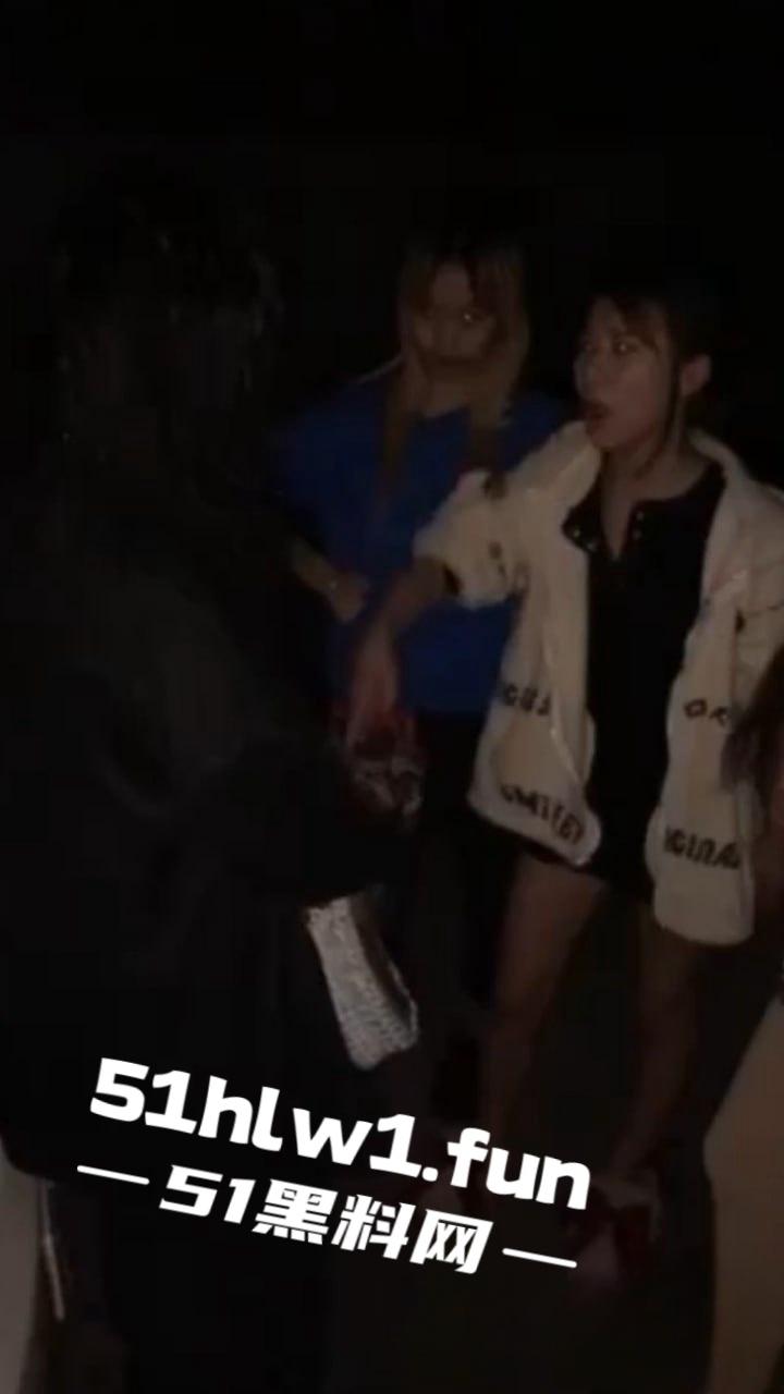 霸凌女的现世报！安徽铜陵精神小妹霸凌同班女生索要奶茶 被女生校外大姐头带人围殴 简直不要太爽！