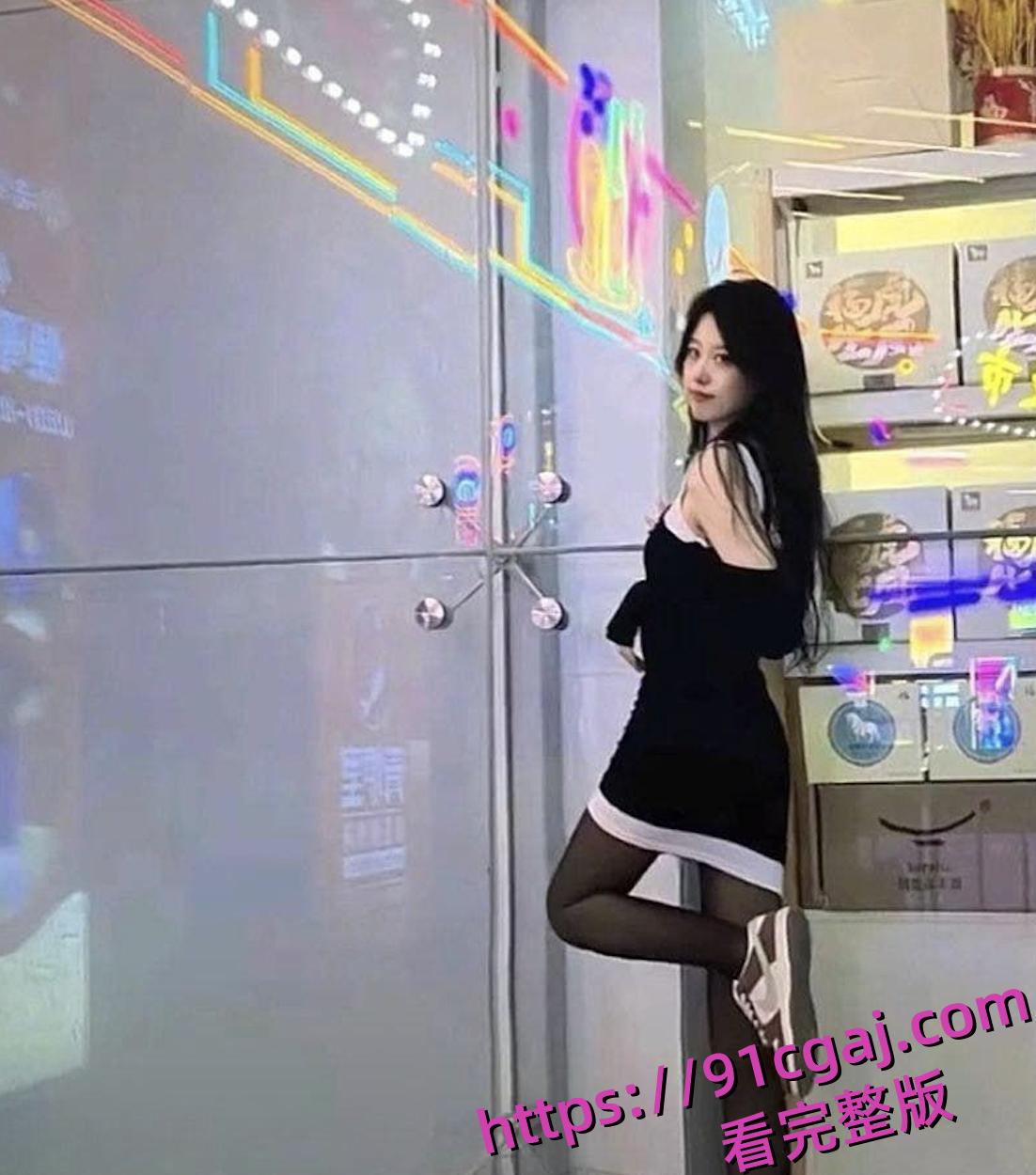 百度云泄密！白领丽人【姜瑜】与酒吧认识的帅哥开房自拍性爱视频流出！！