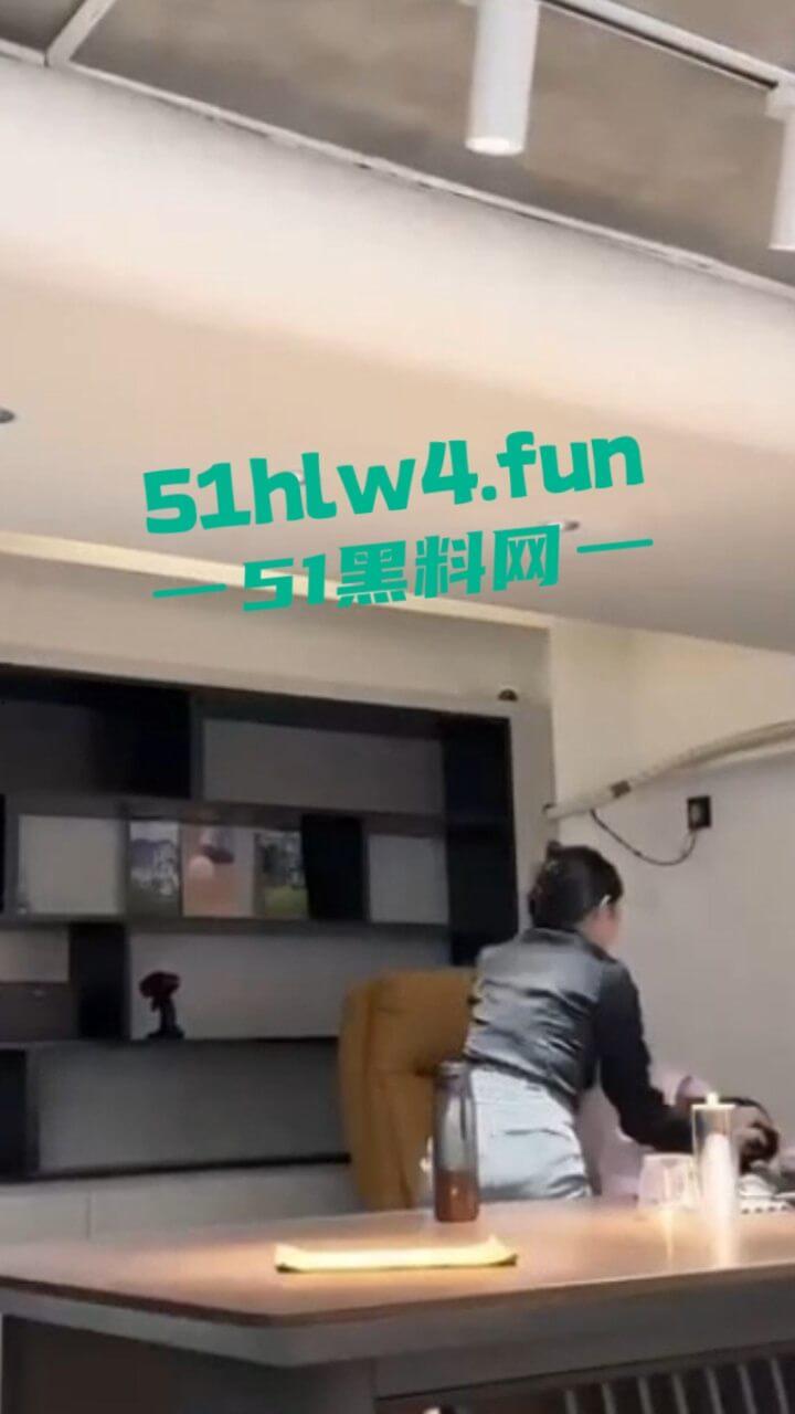 广东东莞渣男【钟安】开虚假公司坑蒙拐骗，诱骗女孩包养潜规则，被老婆发现后 发朋友圈求原谅。