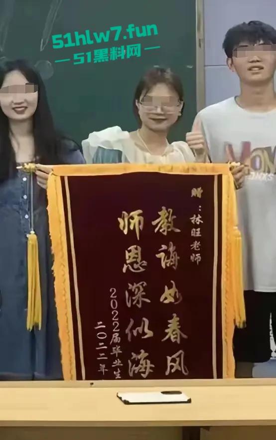 畜生啊!湖南文理学院一副教授出轨女学生大量学生现场喊话!老婆这么漂亮还出轨。-6