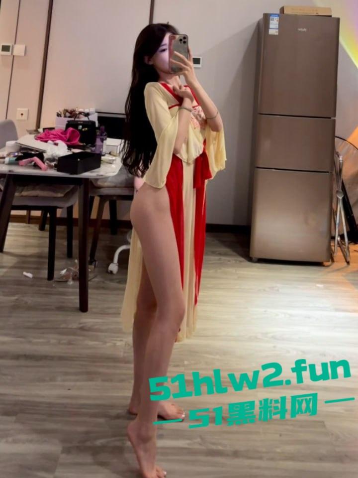 抖音百万粉尤物女神【黎允熙baby】颜值高身材诱人，细腰长腿翘臀性感微密圈付费福利免费看。