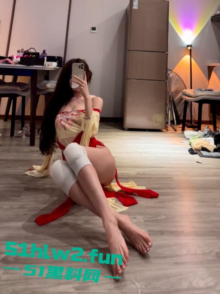 抖音百万粉尤物女神【黎允熙baby】颜值高身材诱人，细腰长腿翘臀性感微密圈付费福利免费看。