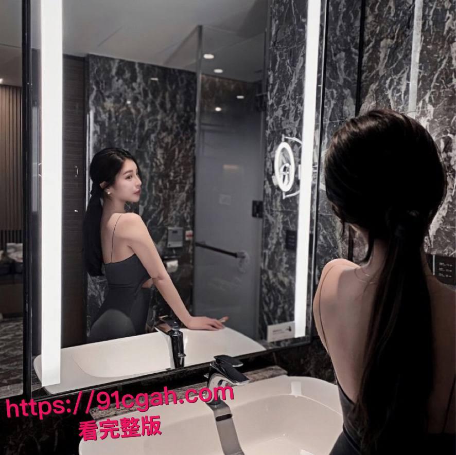 约炮大神约操高颜值白领 模特身材 车上卖力口交 酒店无套爆操 浪叫声响彻房间！