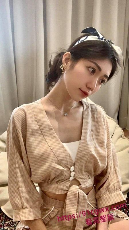 骑着重机风驰电掣是男人的梦,毕竟骑重机的正妹是梦里也难寻,这次阿破献上爱骑重机的美女,圆满这场素肚与激情的梦。