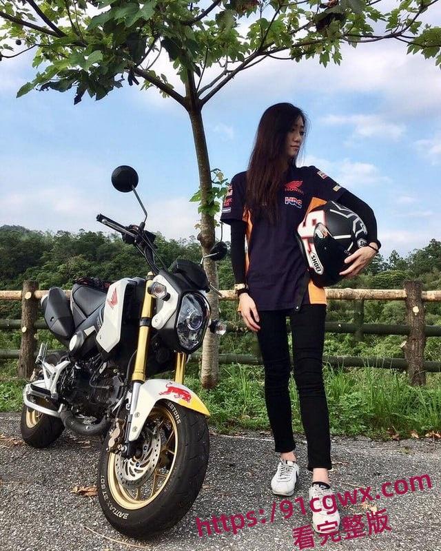 骑着重机风驰电掣是男人的梦,毕竟骑重机的正妹是梦里也难寻,这次阿破献上爱骑重机的美女,圆满这场素肚与激情的梦。