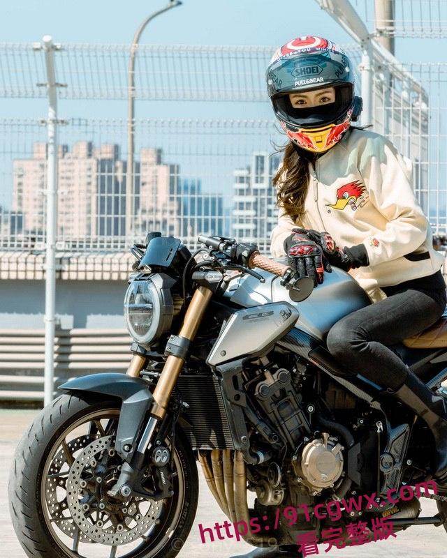 骑着重机风驰电掣是男人的梦,毕竟骑重机的正妹是梦里也难寻,这次阿破献上爱骑重机的美女,圆满这场素肚与激情的梦。