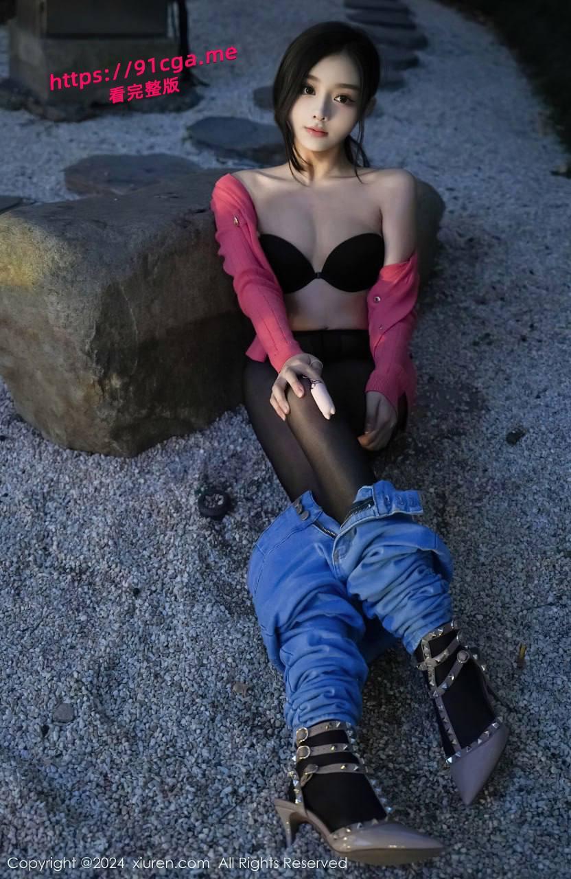 秀人网模特 龙雪儿也是骚的狠啊，她的肌肤白皙细腻，仿佛吹弹可破。