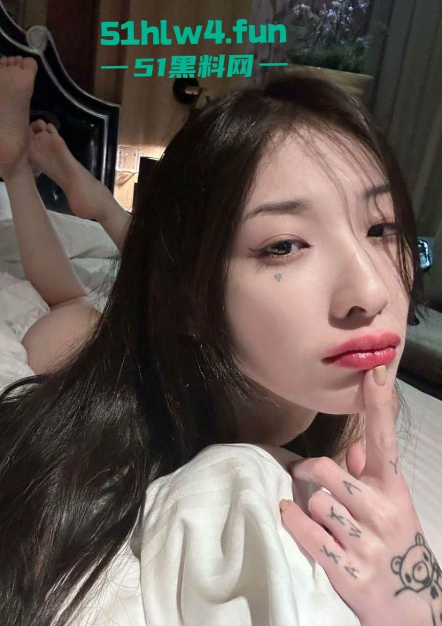 御姐级精神小妹【崔雪】高颜值纹身反差婊，身材纤细腿长逆天细腰翘臀美乳饱满 裸体自拍勾引大哥。