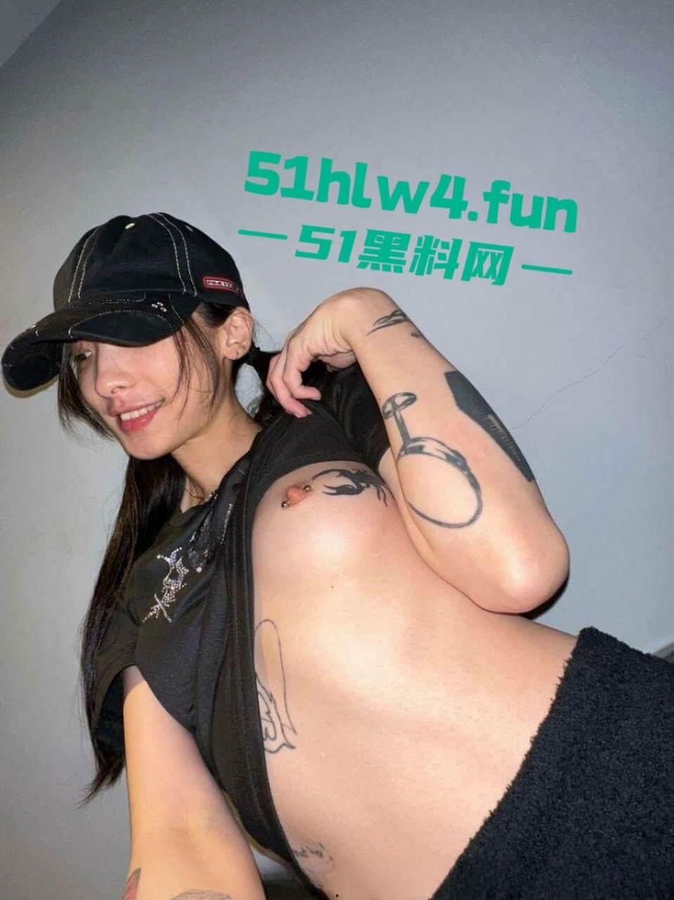 御姐级精神小妹【崔雪】高颜值纹身反差婊,身材纤细腿长逆天细腰翘臀美乳饱满 裸体自拍勾引大哥。-11