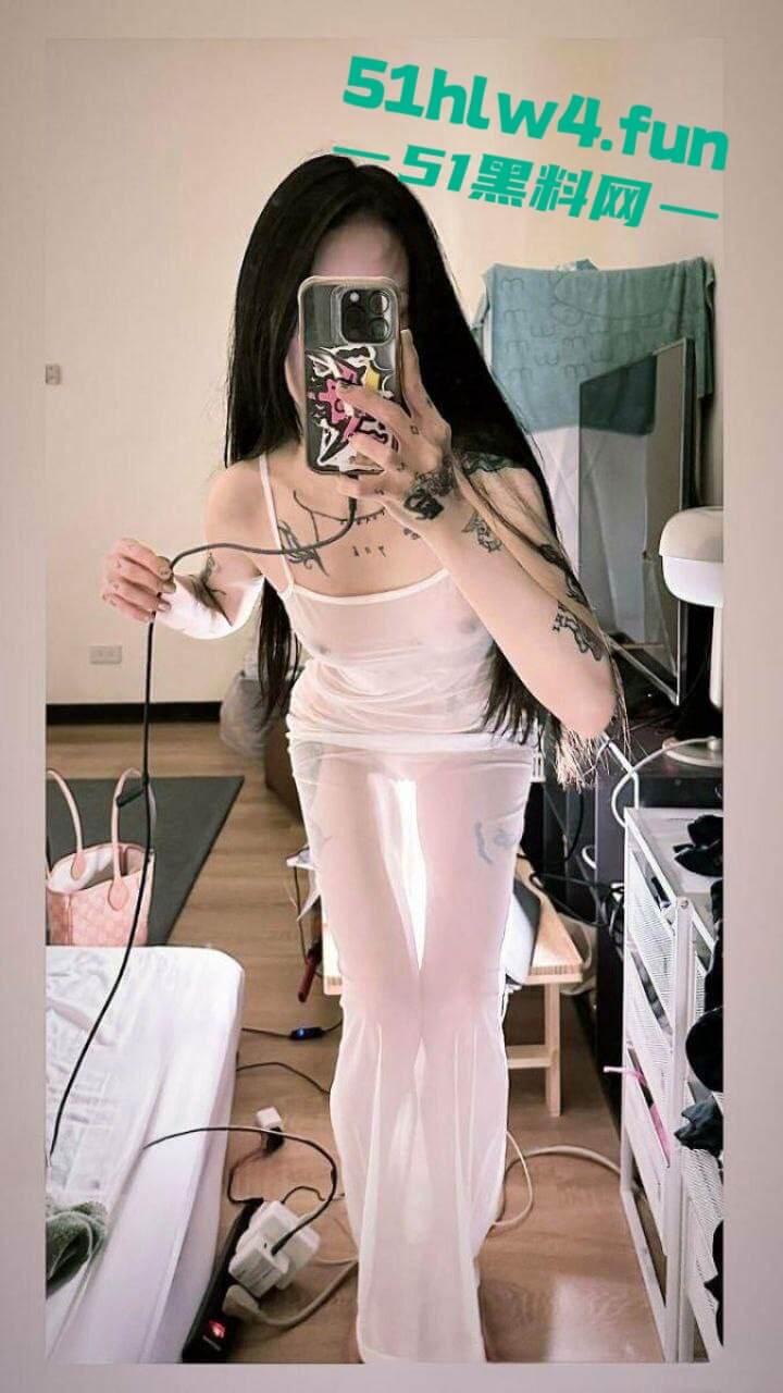 御姐级精神小妹【崔雪】高颜值纹身反差婊,身材纤细腿长逆天细腰翘臀美乳饱满 裸体自拍勾引大哥。-15