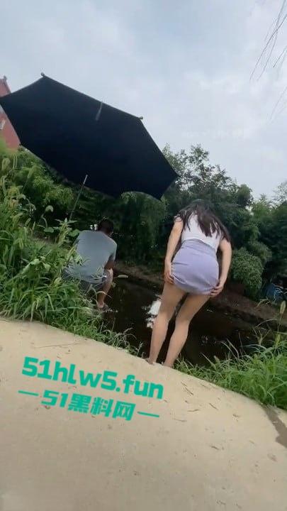 家有娇妻【6】天气太热了，老婆怕热所以选择真空出门，以防流汗户外露出视频。