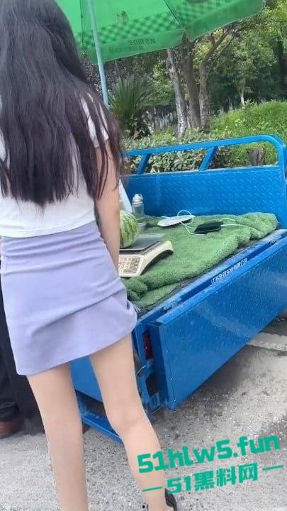 家有娇妻【6】天气太热了，老婆怕热所以选择真空出门，以防流汗户外露出视频。