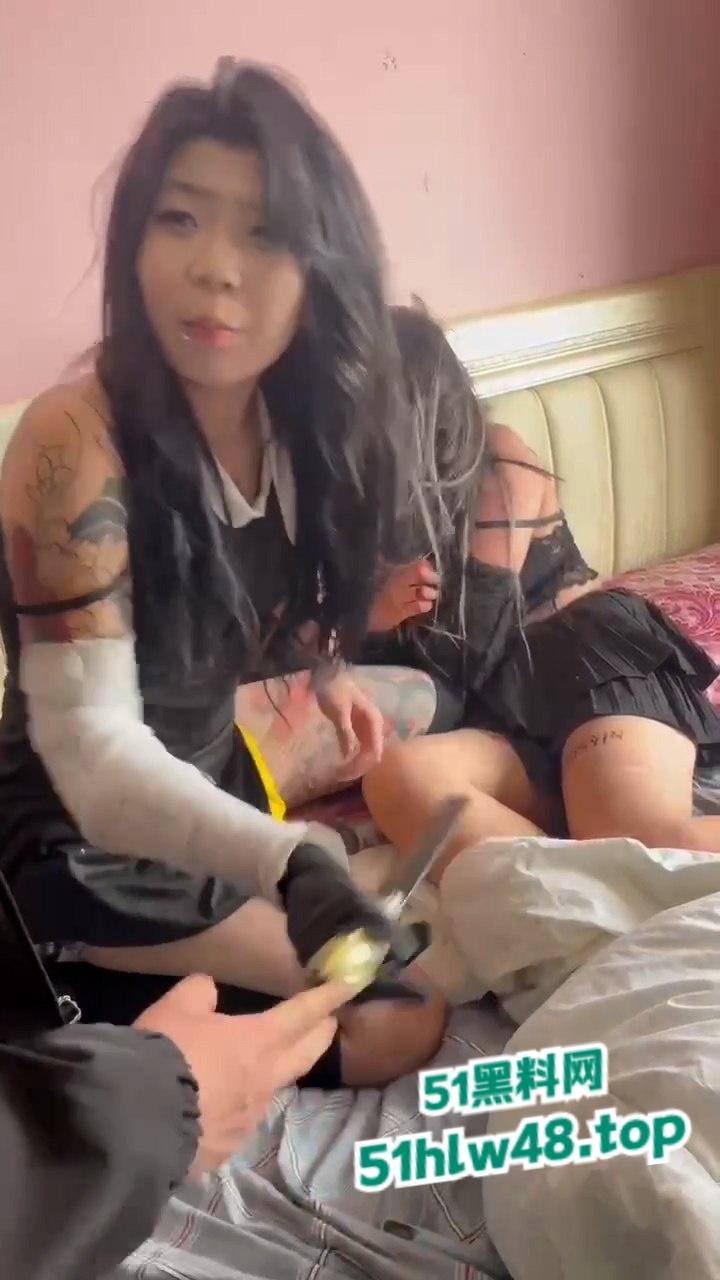 红雨团队精神母女摇子妈被人抄家乱砍【小乔妹妹】惨被多人围殴烟头烫疤。