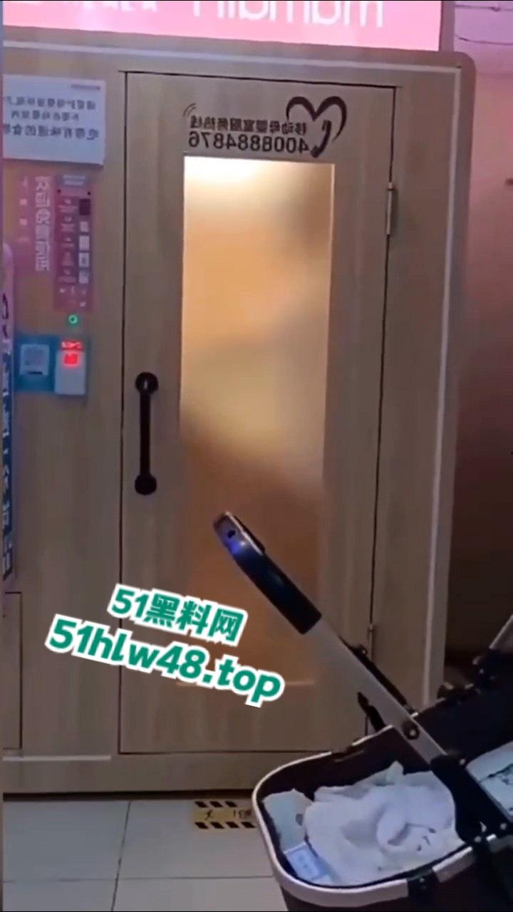 成都金牛区妇幼保健院的不雅事件，透明玻璃暴露两个淫荡男女在母婴室里操逼的行径，引发网友们热议！