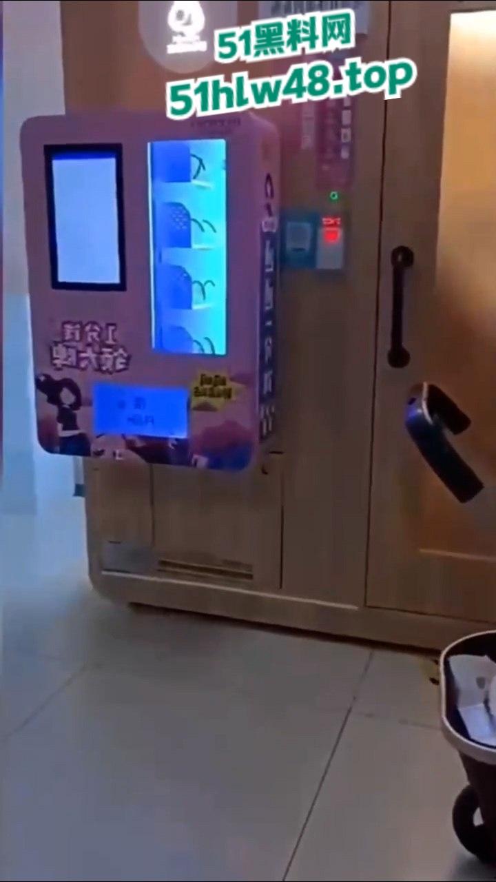 成都金牛区妇幼保健院的不雅事件,透明玻璃暴露两个淫荡男女在母婴室里操逼的行径,引发网友们热议!-5