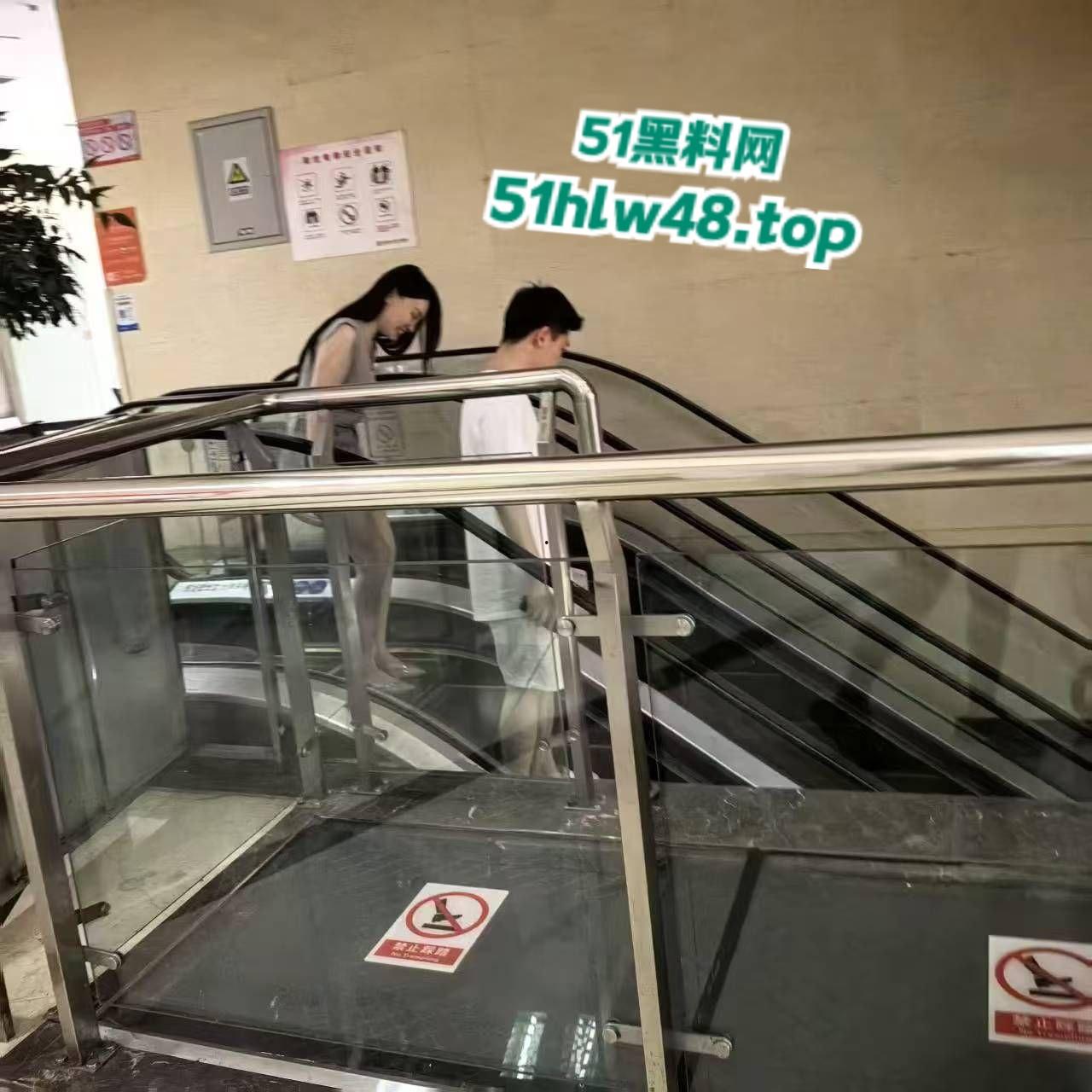 成都金牛区妇幼保健院的不雅事件,透明玻璃暴露两个淫荡男女在母婴室里操逼的行径,引发网友们热议!-8