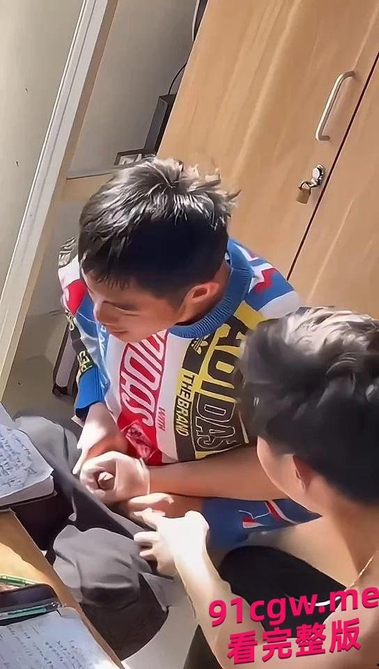 好兄弟仗义帮处男舍友打飞机 处男可以坚持这么久的吗？