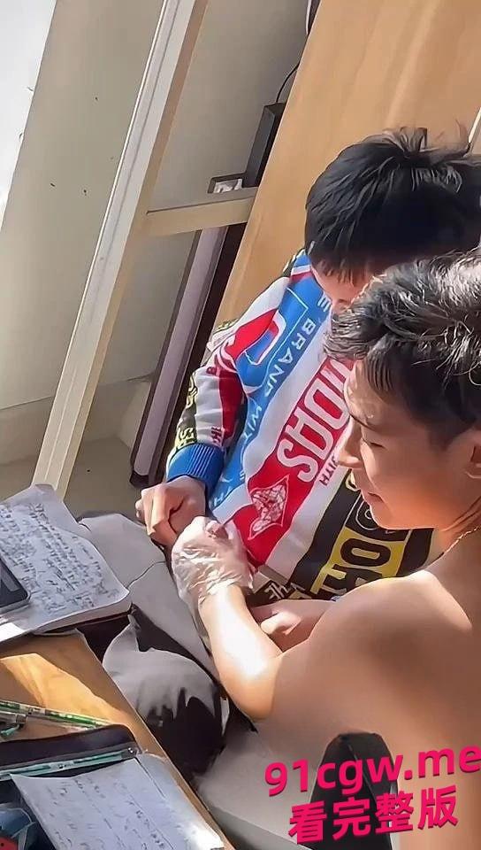 好兄弟仗义帮处男舍友打飞机 处男可以坚持这么久的吗？