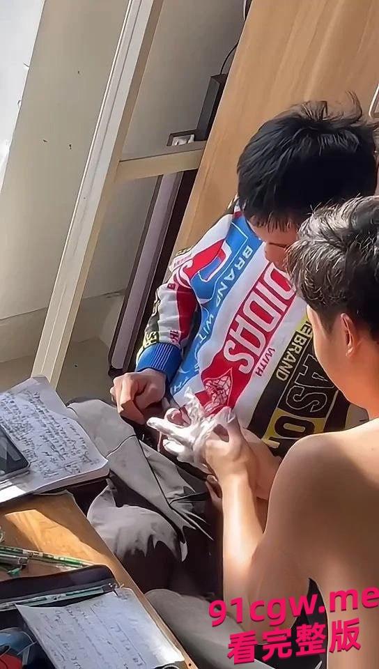 好兄弟仗义帮处男舍友打飞机 处男可以坚持这么久的吗？