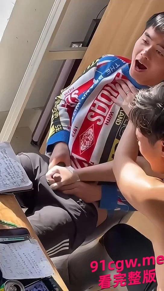 好兄弟仗义帮处男舍友打飞机 处男可以坚持这么久的吗?-6