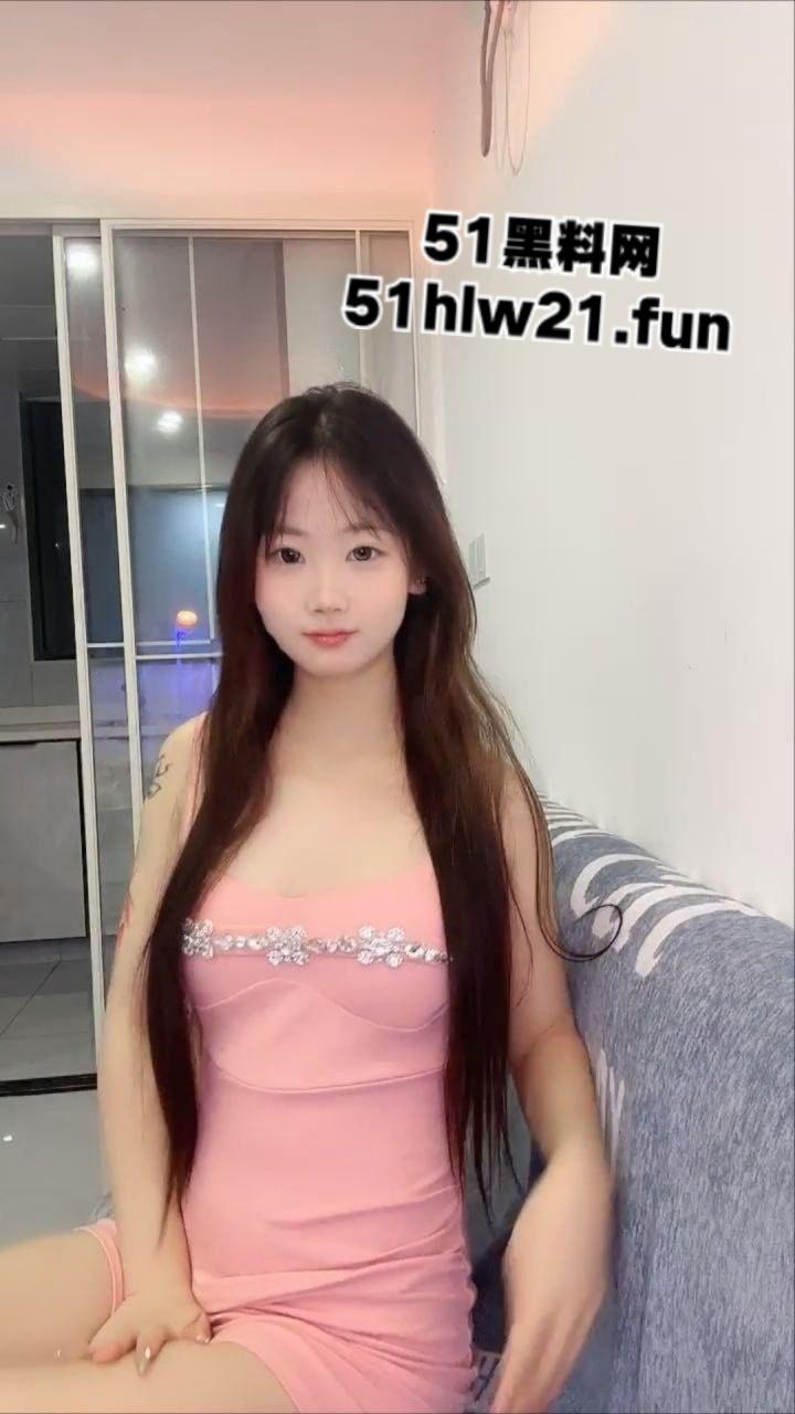 甜美颜值校花女神【恋爱小白】全程露脸性感火辣艳舞表演，揉奶玩逼粉嫩骚穴自己抠到尿尿。-6