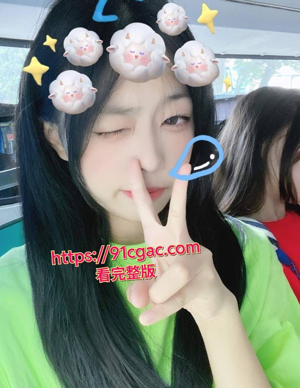 来自四川绵阳的学生妹刘新欣，小小年纪 长得十分可爱，然而清纯外表下的她却早已被包养，被调教成了淫骚的小母狗！