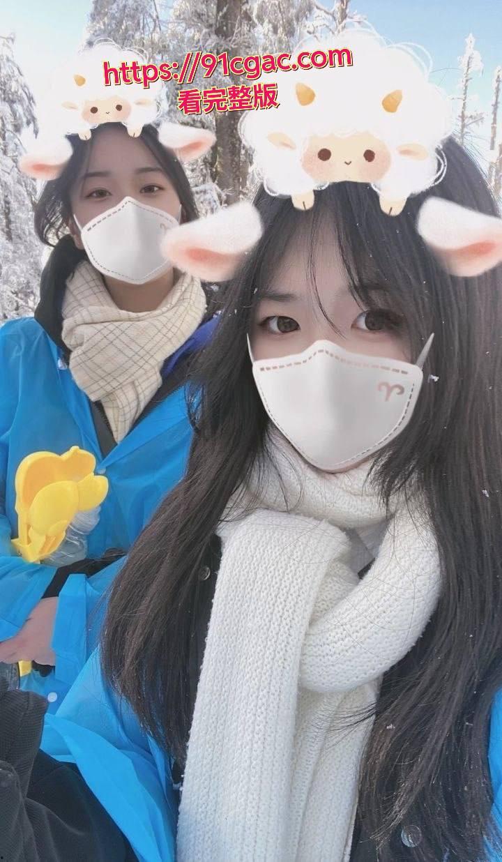 来自四川绵阳的学生妹刘新欣，小小年纪 长得十分可爱，然而清纯外表下的她却早已被包养，被调教成了淫骚的小母狗！