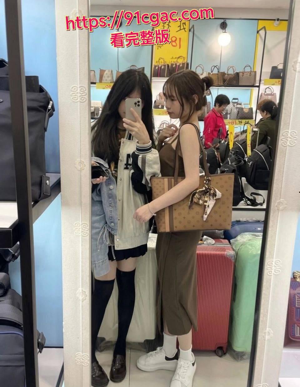 来自四川绵阳的学生妹刘新欣，小小年纪 长得十分可爱，然而清纯外表下的她却早已被包养，被调教成了淫骚的小母狗！