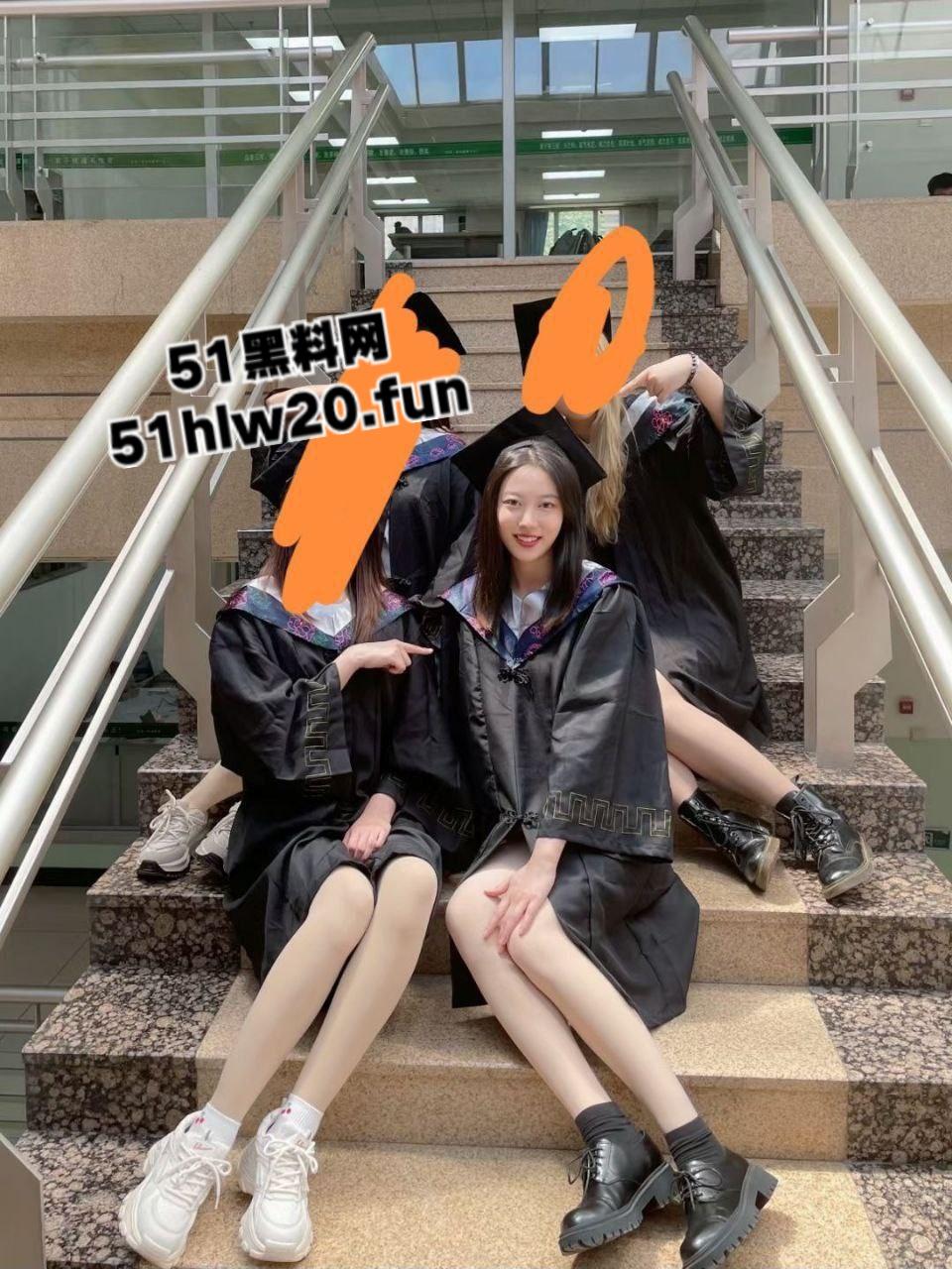 英国知名杜伦大学，富家千金硕士生【李颖】不雅视频流出，娇嫩身材被暴力抽插淫叫声不断。-8