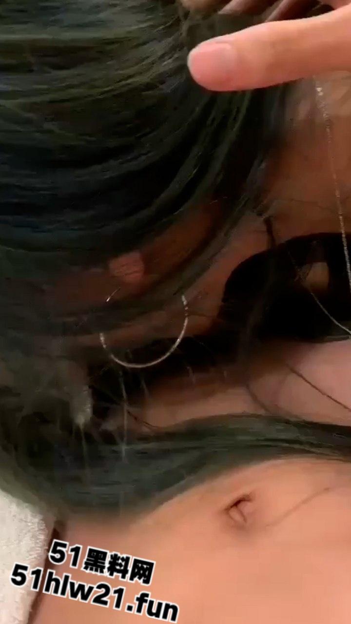 绿毛潮妹口过无数鸡巴仍未破处，找陌生男破膜开苞操战一夜，新逼夹得鸡巴都疼。