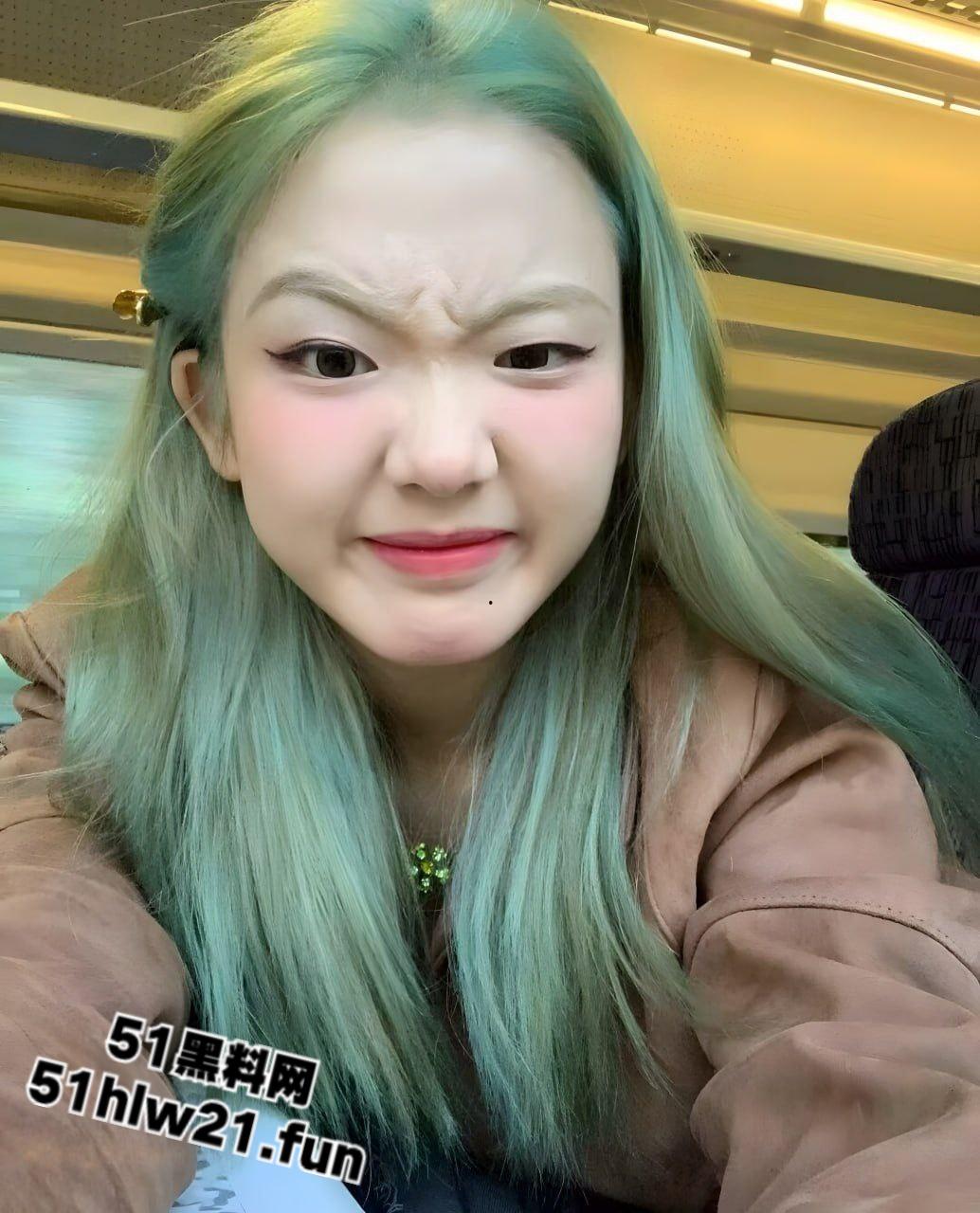 绿毛潮妹口过无数鸡巴仍未破处，找陌生男破膜开苞操战一夜，新逼夹得鸡巴都疼。-4