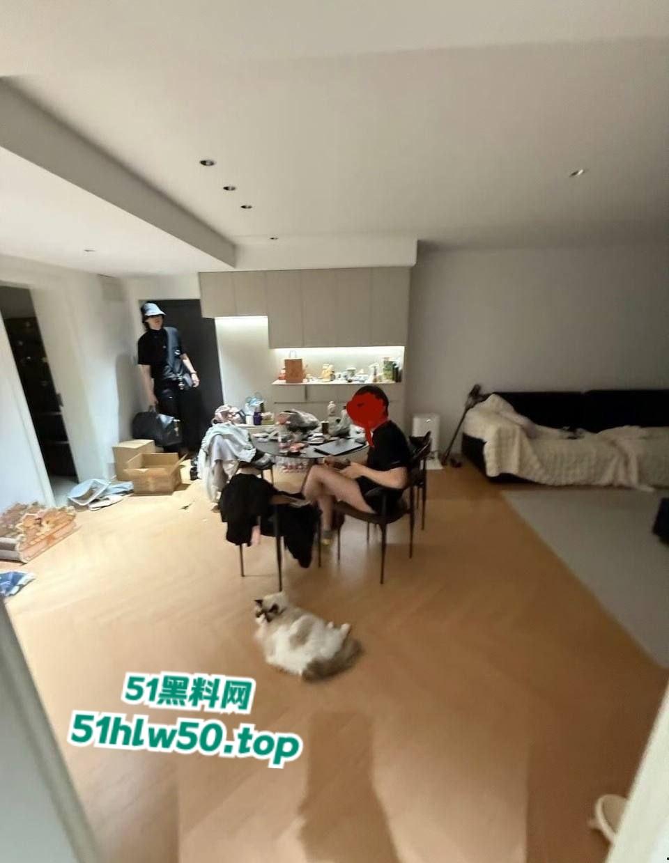 纯爱富哥被戴绿帽，知名女coser花卷被曝爆男友400w金币还不够，在男友租的房子里与前任男友滚床单！