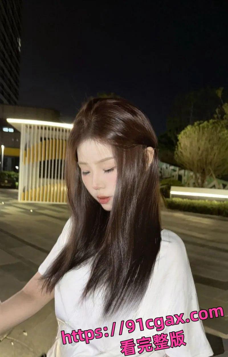 野外口交车内中出！极品尤物跪地求操，保时捷车主野外性爱视频流出！