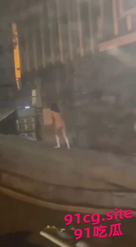 郑州二七广场女子裸奔事件 吃瓜群众纷纷猜测是谁的母狗