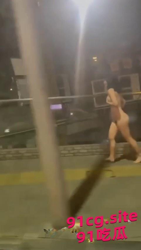 郑州二七广场女子裸奔事件 吃瓜群众纷纷猜测是谁的母狗