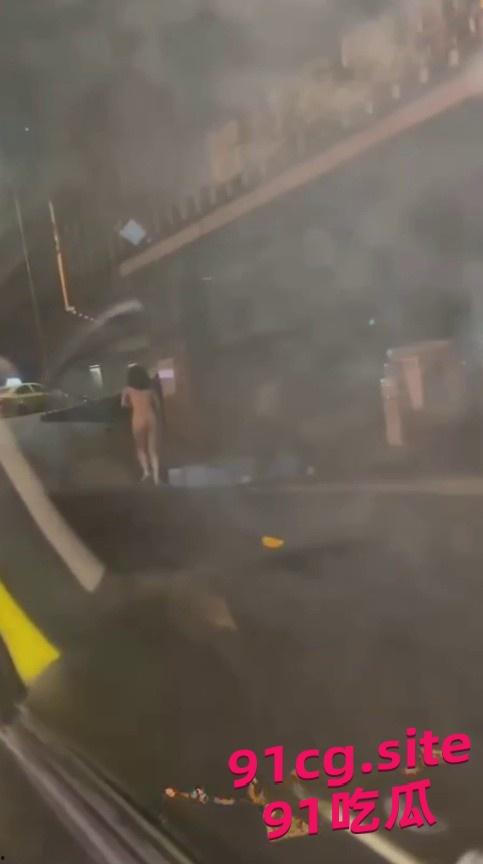 郑州二七广场女子裸奔事件 吃瓜群众纷纷猜测是谁的母狗