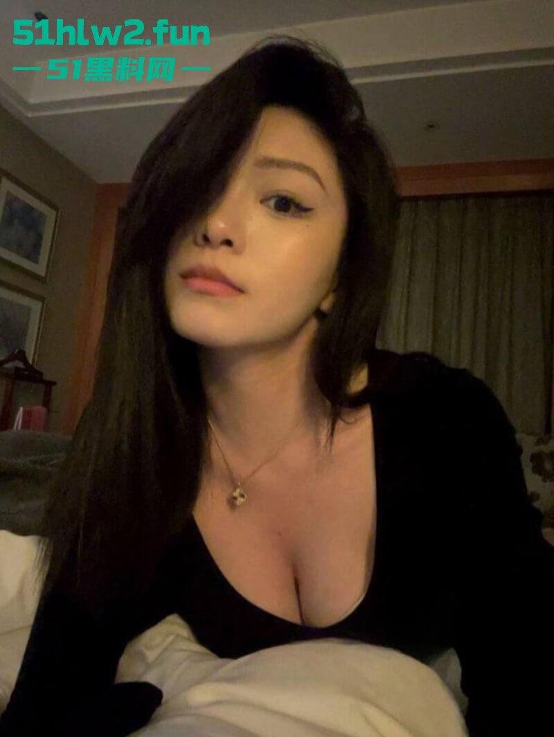 重庆高端外围鸡【溱浠雨】极品巨乳女神不雅私拍流出，各种道具淫骚自慰这奶子真的太爱了。