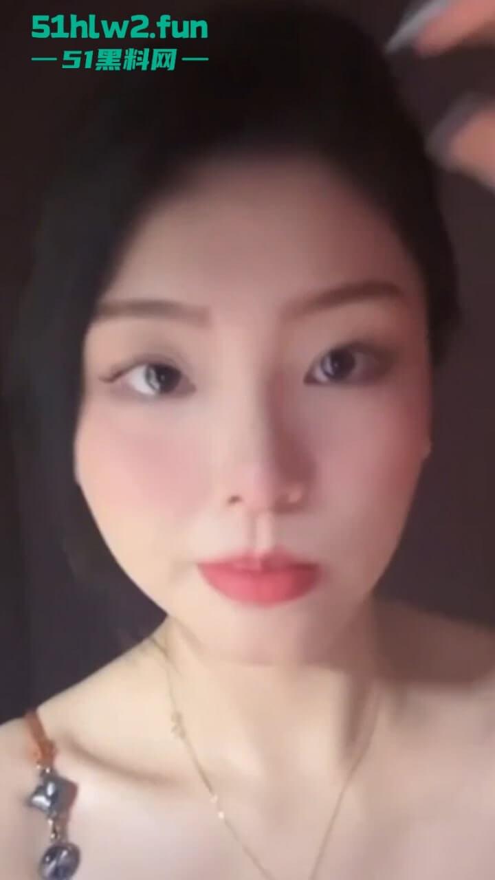 重庆高端外围鸡【溱浠雨】极品巨乳女神不雅私拍流出，各种道具淫骚自慰这奶子真的太爱了。