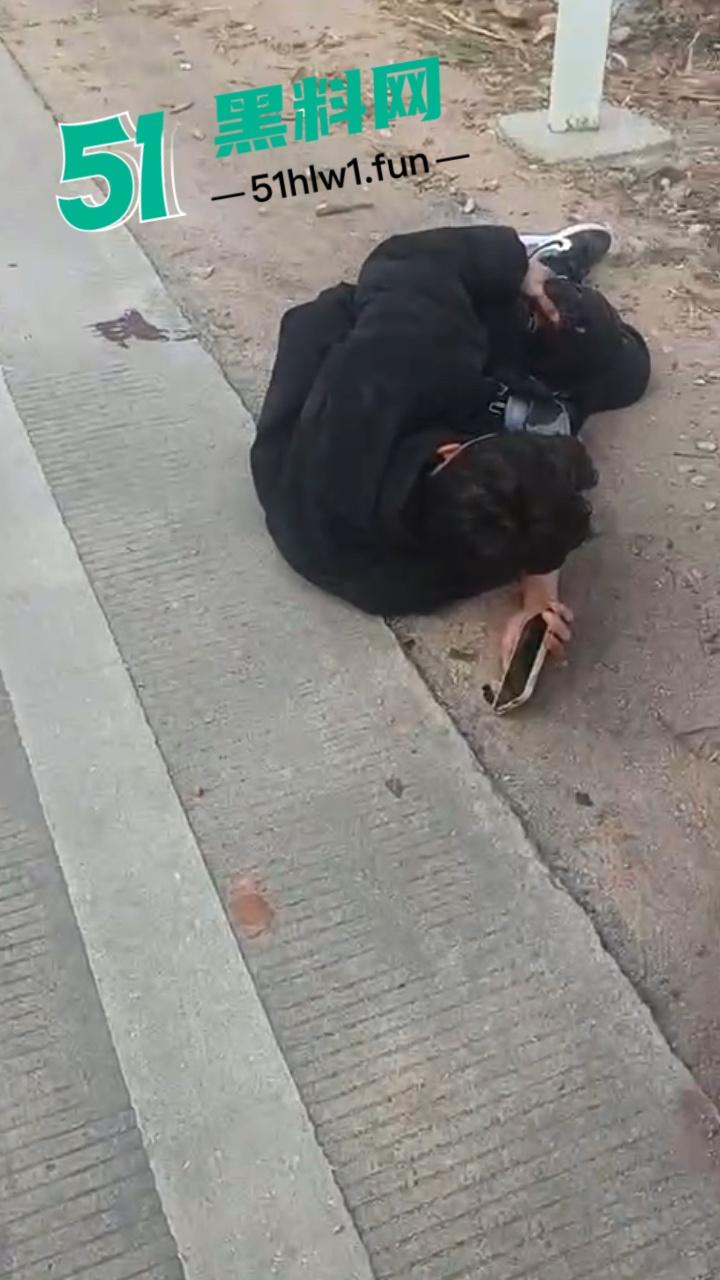 广东一辆秦plus村路嚣张飙速超车撞飞三个小伙后加速逃逸 被撞三人当场毙命血腥现场实拍流出！