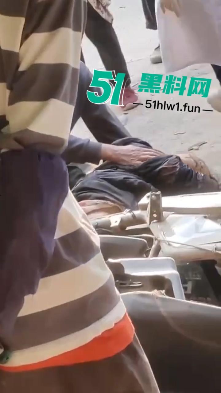 广东一辆秦plus村路嚣张飙速超车撞飞三个小伙后加速逃逸 被撞三人当场毙命血腥现场实拍流出！