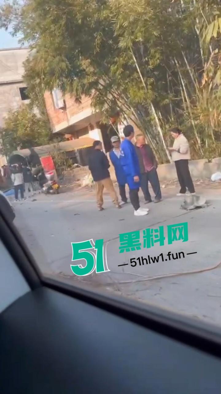 广东一辆秦plus村路嚣张飙速超车撞飞三个小伙后加速逃逸 被撞三人当场毙命血腥现场实拍流出！-9