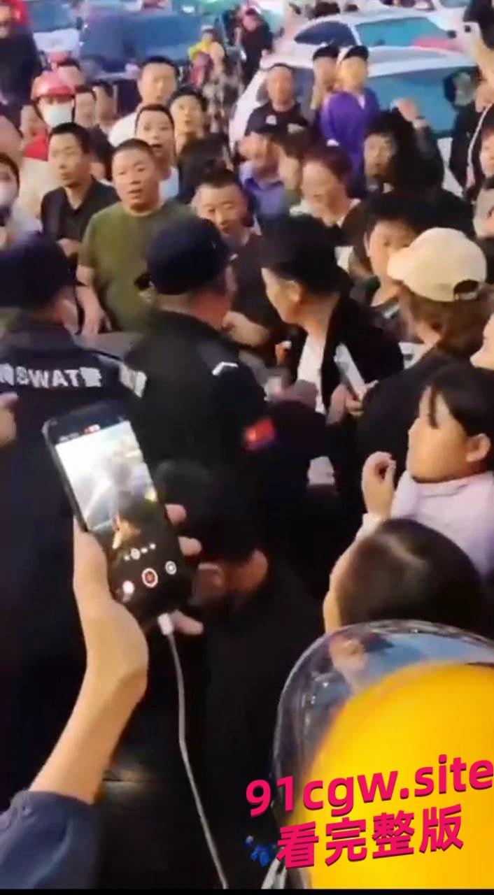 唐山迁安领导与小三南市场车震被原配抓包，警力保护小三撤离！#抓小三#出轨#车震