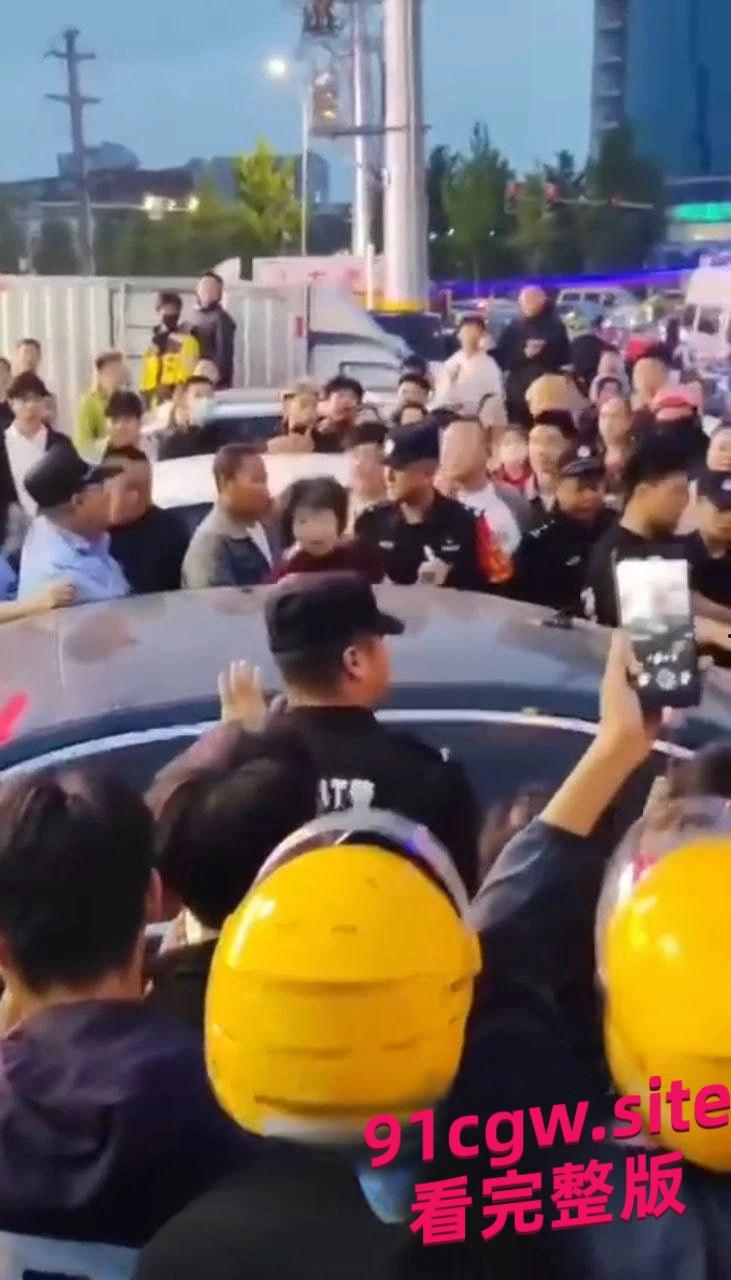 唐山迁安领导与小三南市场车震被原配抓包,警力保护小三撤离!#抓小三#出轨#车震-4