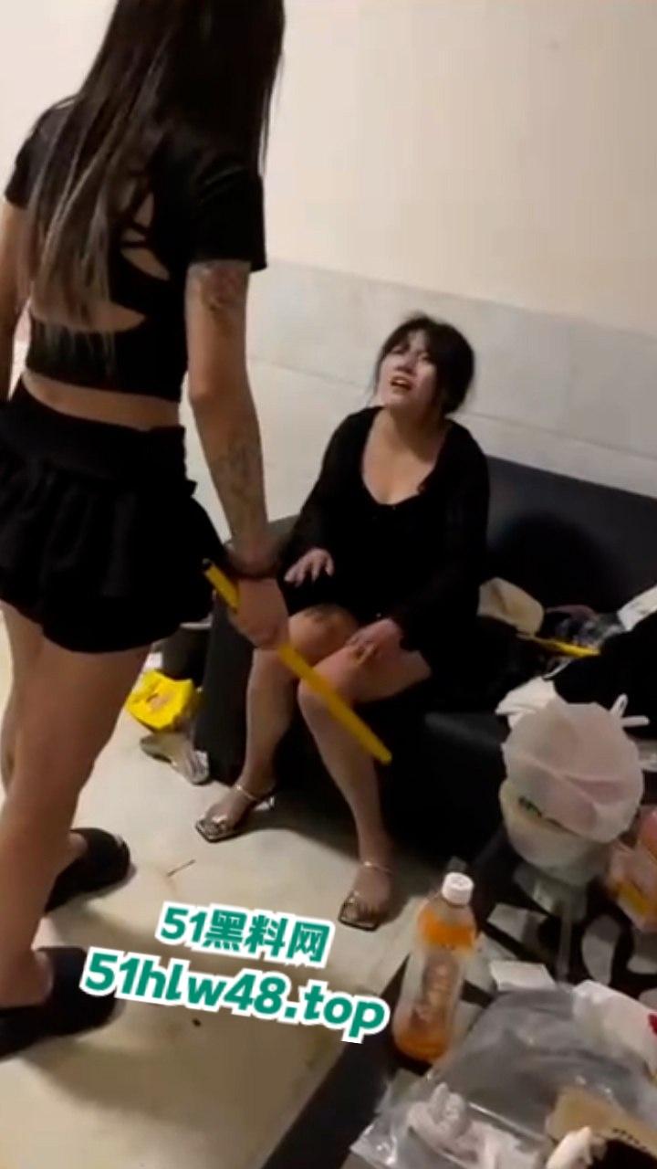 纹身小妹霸凌女同学现场视频曝光，铁棍对待凌辱虐待简直太过分太畜生了！