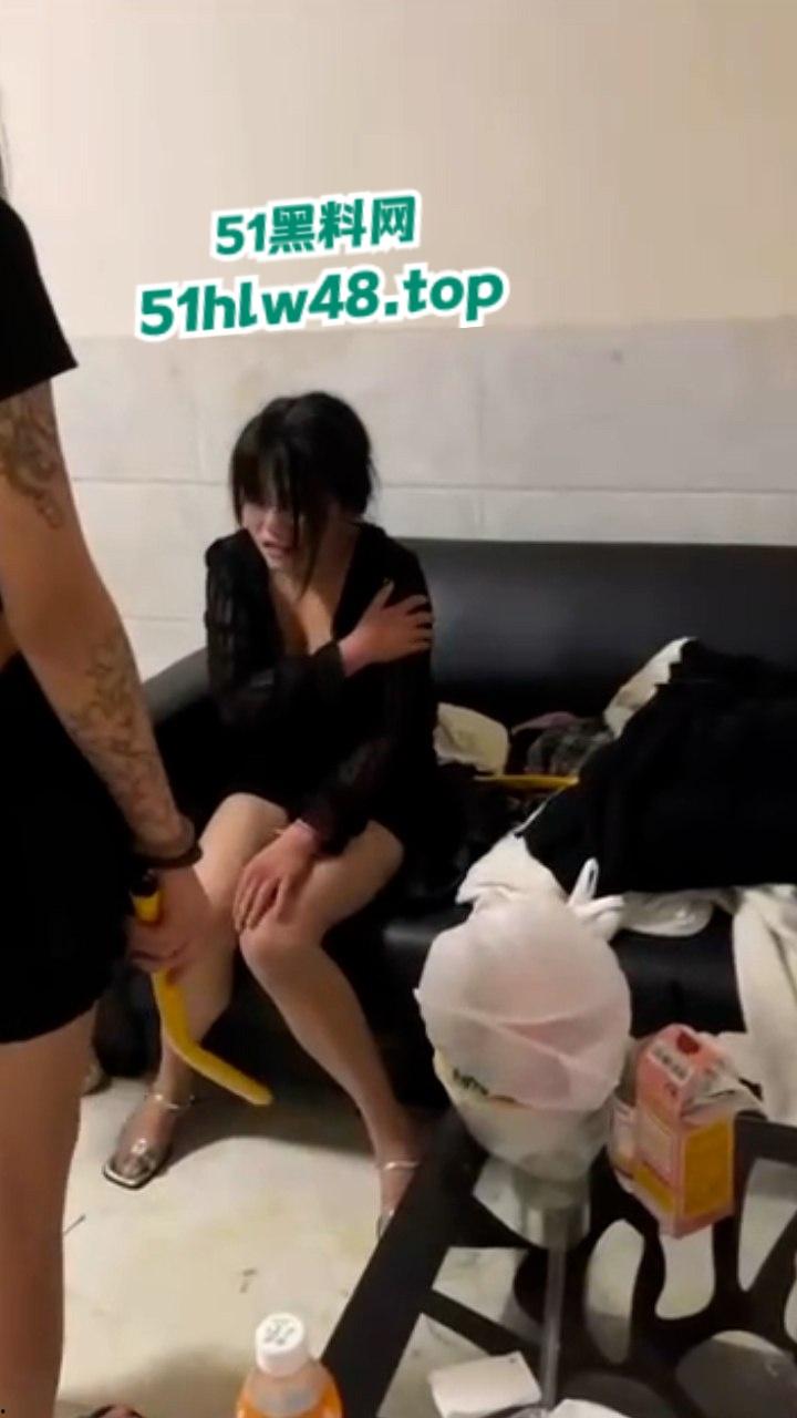 纹身小妹霸凌女同学现场视频曝光，铁棍对待凌辱虐待简直太过分太畜生了！