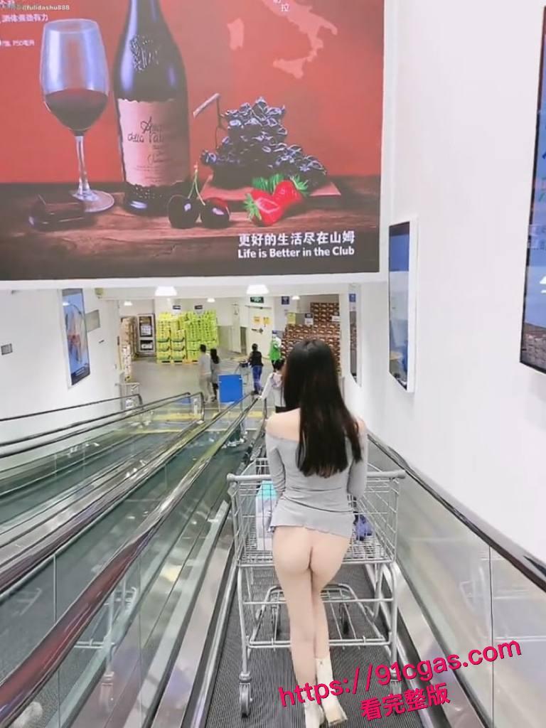 推特福利姬Luna，清纯面容下暗藏狂野魅力！爆漏逛超市游玩场面炸裂