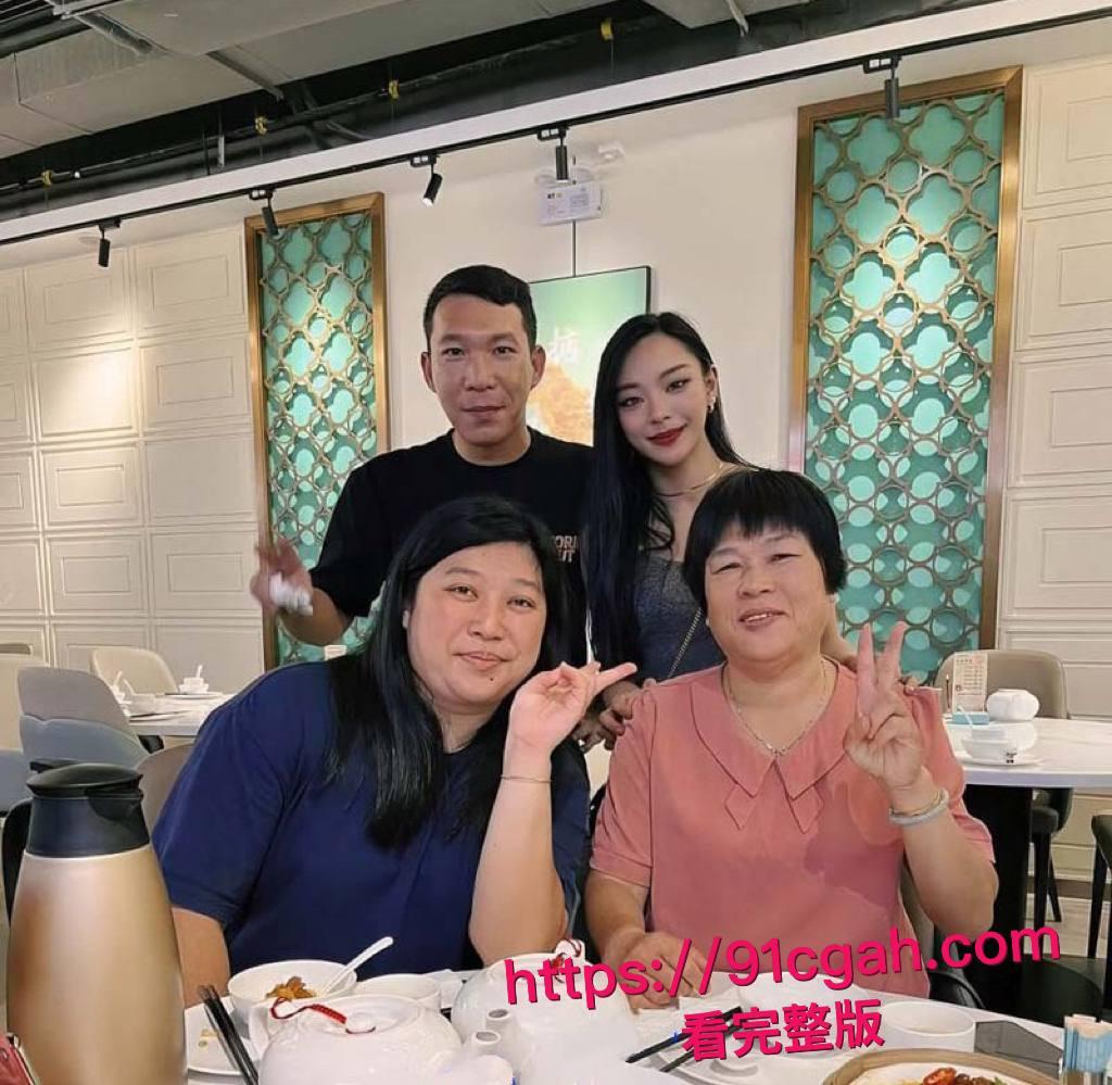 香港幼师王露兒勾引学生家长视频流出 自拍骚逼求包养 私生活混乱 游走在各种男人之间 骚的一逼